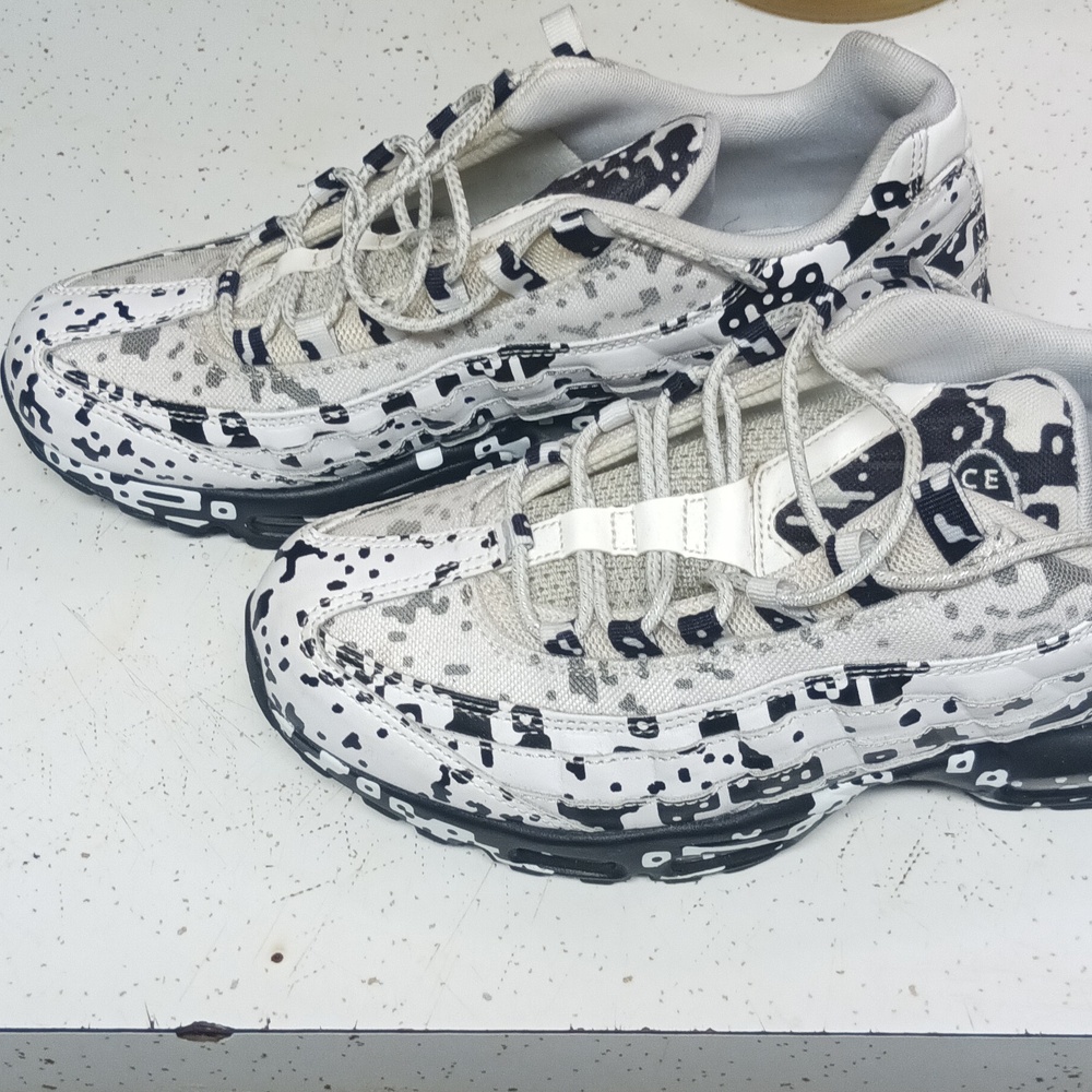 Nike Air Max  Size 10.5 B/W Only worn twice. No box